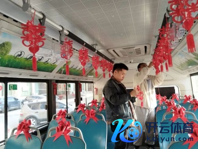 杭州东说念主为啥用公交当婚车 新颖婚典引围不雅