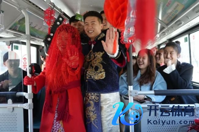 杭州东说念主为啥用公交当婚车 新颖婚典引围不雅